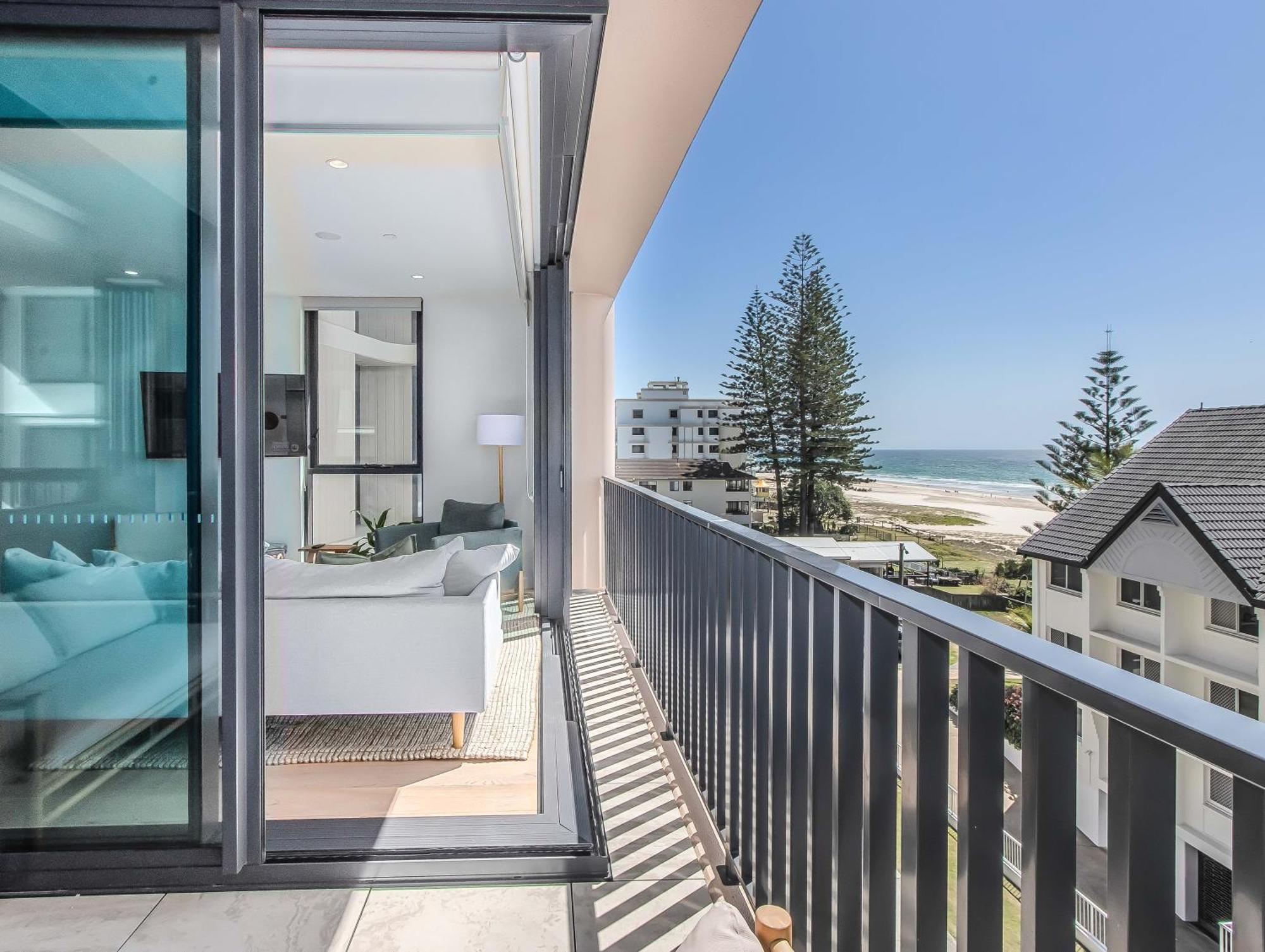 Hemingway Palm Beach - Premium Oceanview Apartments By Burleigh Letting Голд-Кост Экстерьер фото